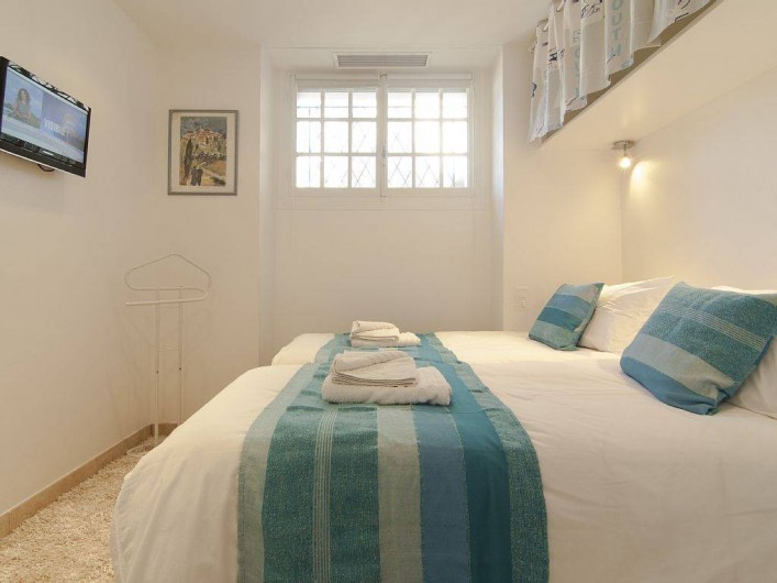 Location de vacances - Appartement à Cannes - Chambre avec deux lits jumeaux et TV