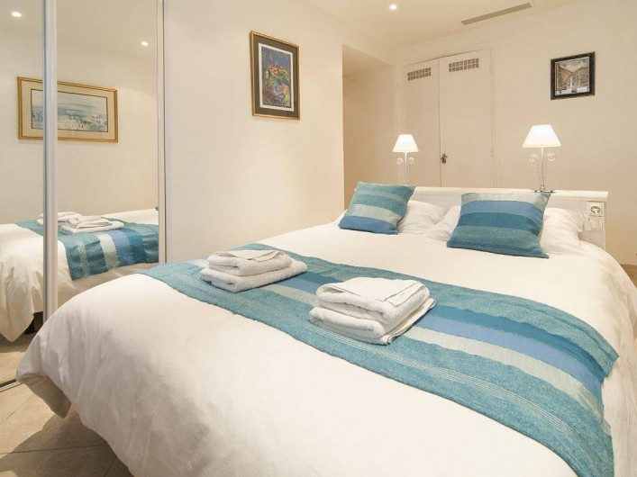 Location de vacances - Appartement à Cannes - Chambre avec lit double 1.5m avec salle de douche en suite