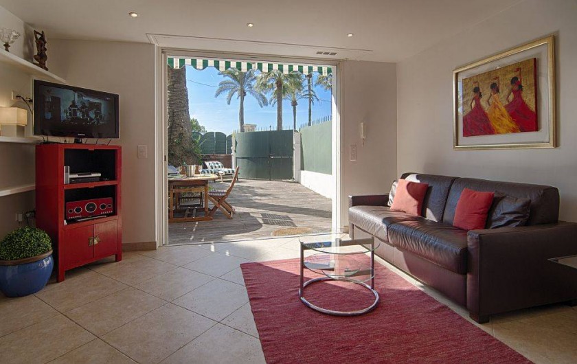 Location de vacances - Appartement à Cannes - Séjour avec vue sur jardin /terrasse