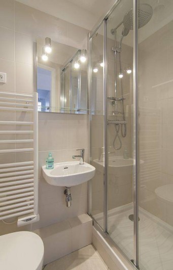 Location de vacances - Appartement à Cannes - salle de douche en face de la chambre