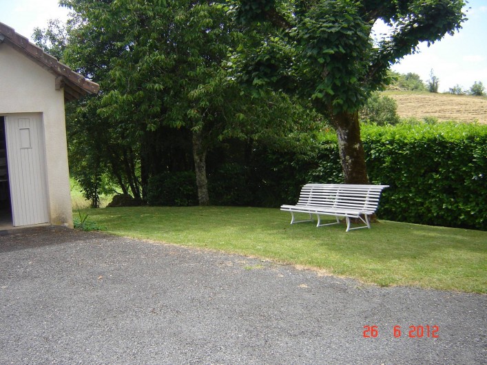Location de vacances - Villa à Azerat - Extérieur où il y a un barnum afin de prendre les repas.