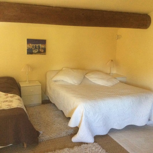 Location de vacances - Chambre d'hôtes à Villelaure - le couchage du studio sur la mezzanine 1 lit en 140  2 lits en 80