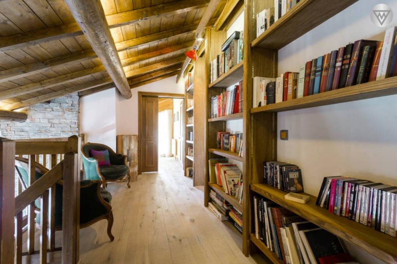 Location de vacances - Appartement à Megève - La mezzanine avec des livres et des jeux de qualité pour tous les âges