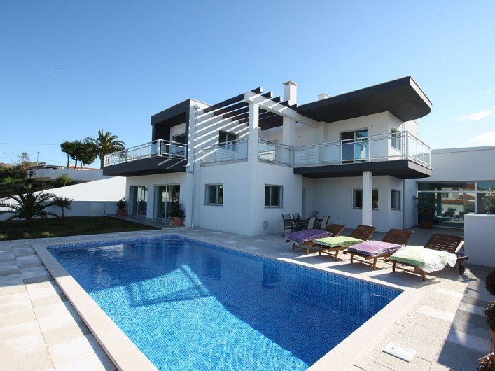 Location de vacances - Villa à São Martinho do Porto - Vue d'ensemble sur la villa et la piscine chauffée