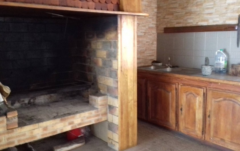 Location de vacances - Villa à La Plaine des Cafres - La cuisine au feu de bois avec évier