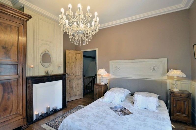 Location de vacances - Villa à Vezac - Chambre à l'étage avec son  lit king size .