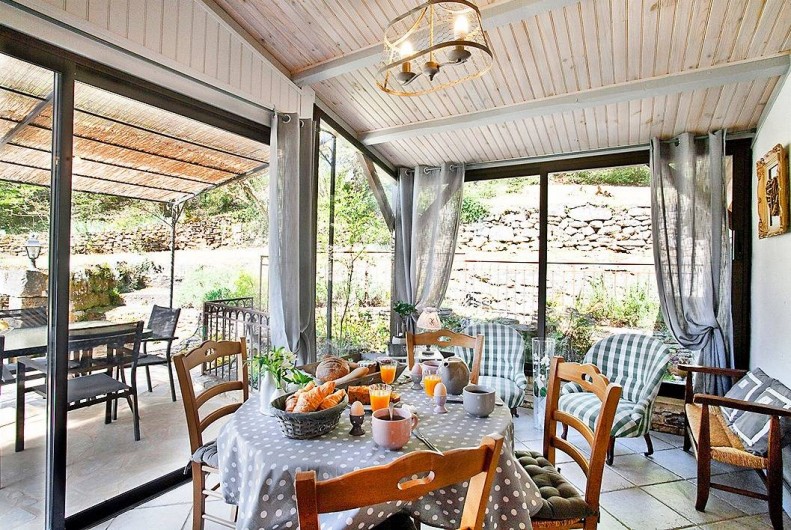 Location de vacances - Villa à Vezac - Véranda vue sur le bassin à carpes et sa terrasse couverte.