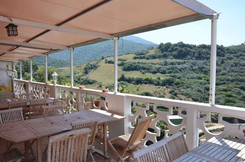 Location de vacances - Hôtel - Auberge à Fozzano - Terrasse couverte, vue sur la montagne et le village