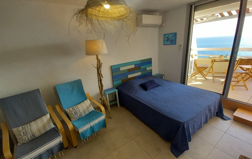 Location de vacances - Studio à Sète - Une déco "bord de mer", un vrai lit et des fauteuils confortables