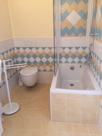 Location de vacances - Appartement à Lu Bagnu - Une salle de bains (baignoire)