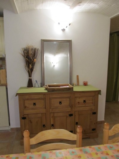 Location de vacances - Studio à Ansouis - - Meuble de rangement avec vaisselles et miroir