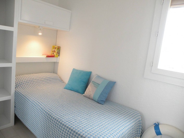 Location de vacances - Appartement à Canet-en-Roussillon - Chambre avec nombreux rangements et penderie (non visible sur la photo)
