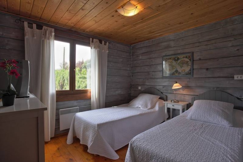 Location de vacances - Chalet à Saissac - La chambre double 2 lits en 90 ou 180/200.