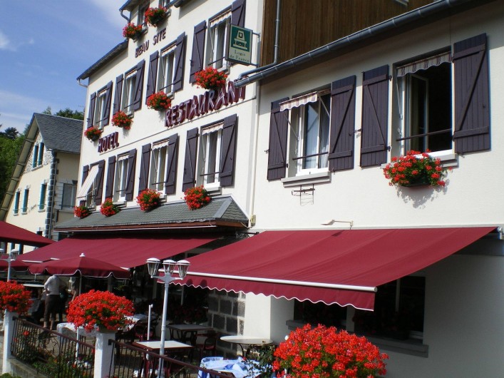 Location de vacances - Hôtel - Auberge à Chambon-sur-Lac - grande terrasse  vues panoramiques sur lac et montagnes avec service restaurant