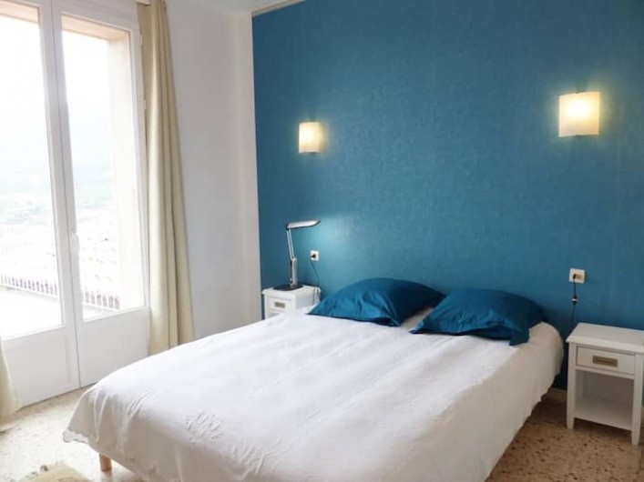 Location de vacances - Appartement à Perpignan - Chambre avec lit en 160 , porte fenêtre donnant sur terrasse de 35 m2.Sud-est