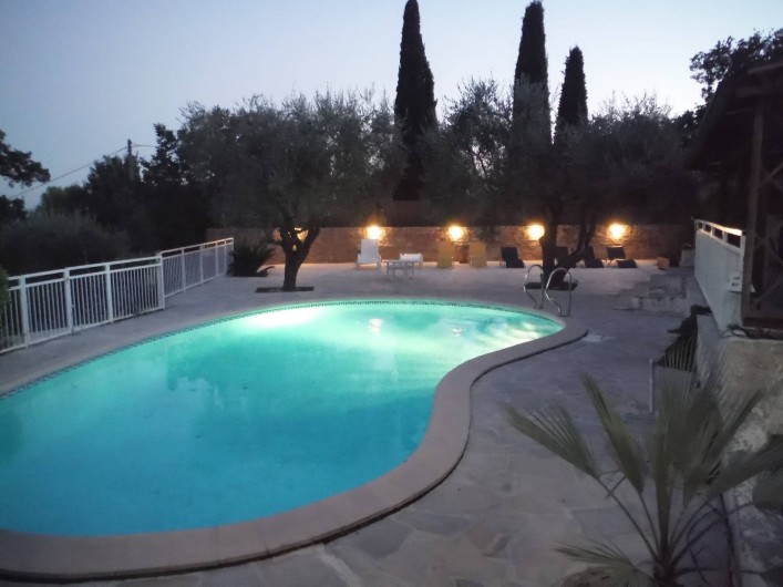 Location de vacances - Villa à Saint-Cézaire-sur-Siagne - piscine le soir