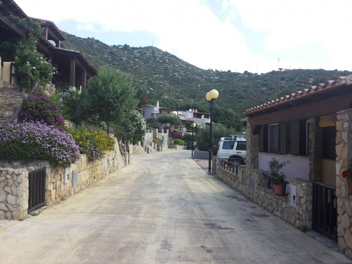 Location de vacances - Maison - Villa à Solanas - Strada che attraversa il villaggio fino al cancello elettrico vicino al mare
