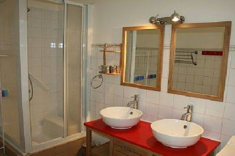 Location de vacances - Appartement à La Rochelle - Salle de bain avec machine à laver le linge