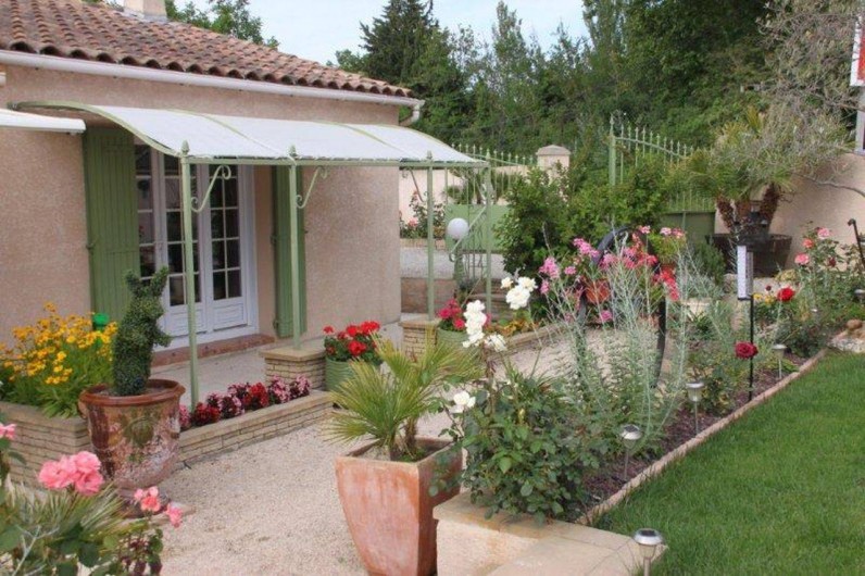 Location de vacances - Villa à Monteux - EXTERIEUR C jardin paysagé et fleurie