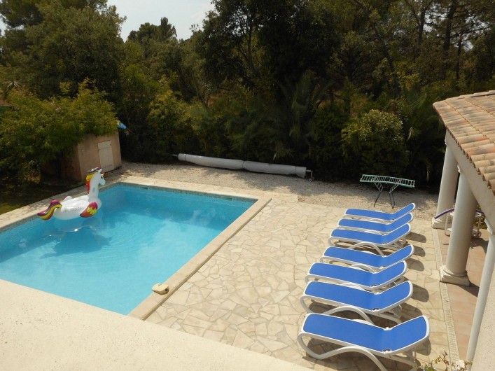 Location de vacances - Villa à Roquebrune-sur-Argens - piscine + Transats