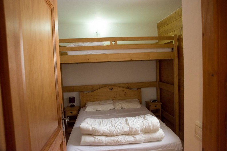 Location de vacances - Appartement à Les Carroz d'Arâches - chambre lit double avec lit mezzanine