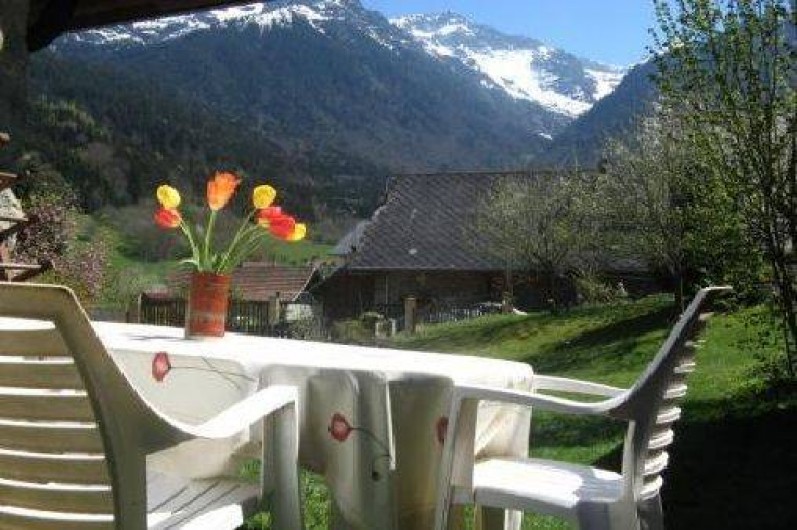 Location de vacances - Gîte à Grenoble - salon de jardin avec vue