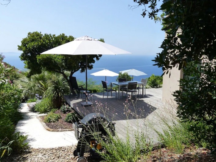 Location de vacances - Villa à Rayol-Canadel-sur-Mer - Accès à l'arrière du jardin