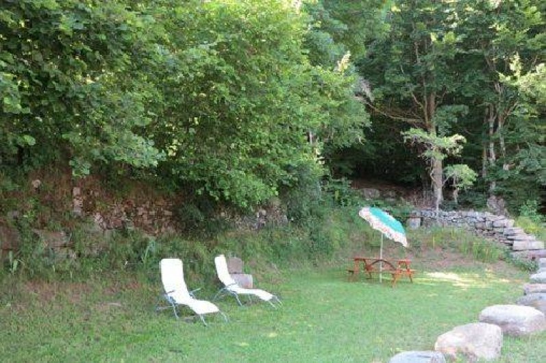 Location de vacances - Gîte à Saint-Pierre-de-Nogaret - Espace extérieur privatif, arboré avec bains de soleil...