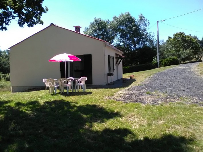 Location de vacances - Gîte à Bromont Lamothe - Exterieur : salon de jardin et barbecue