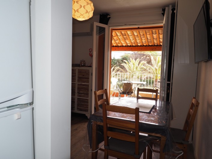 Location de vacances - Studio à Hyères - Entrée, depuis la cuisine déjà vue sur les palmiers