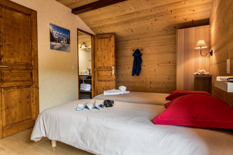 Location de vacances - Chalet à Les Menuires - Chalets-Lacuzon-chambre double avec lits jumeaux et salle d'eau