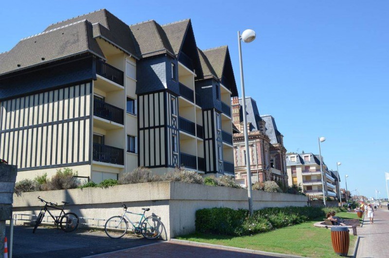 Location de vacances - Appartement à Cabourg - situation immeuble sur promenade MARCEL Proust