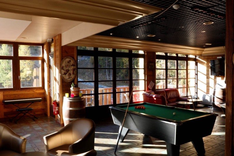 Location de vacances - Hôtel - Auberge à Lanslebourg-Mont-Cenis - L'Alpazur dispose d'un bar pour vos moments de détente.