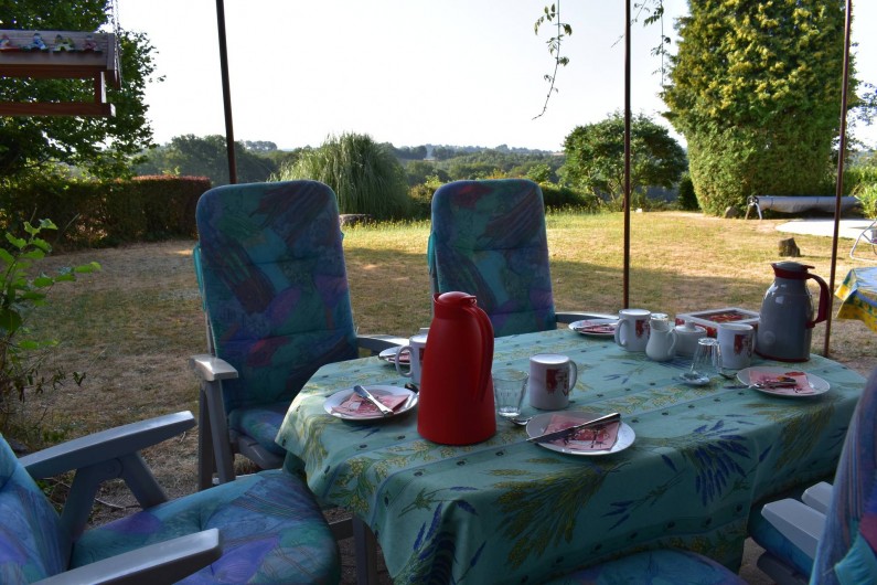 Location de vacances - Chambre d'hôtes à Saint-Martin-Cantalès - Petit-déjeuner sur la terrasse (en cas de beau temps)