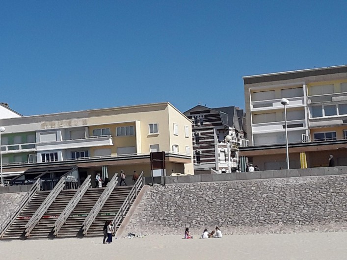 Location de vacances - Appartement à Berck - vue de l'immeuble depuis la plage