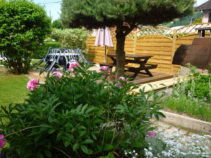 Location de vacances - Gîte à La Bresse - Terrasse-salon de jardin-barbecue