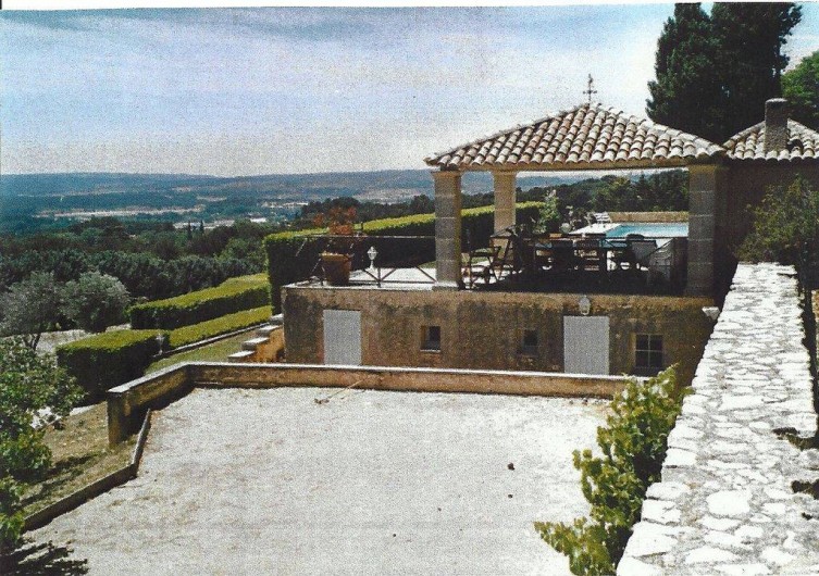 Location de vacances - Villa à Aix-en-Provence - Vue sur la vallée d'Aix. / Boulodrome éclairage