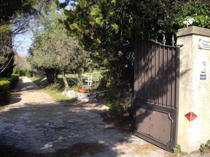 Location de vacances - Villa à Aix-en-Provence - Entrée de la propriété  ( 2hectares d'oliviers et de vignes ) .