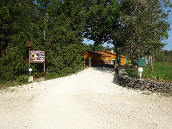 Location de vacances - Gîte à Auriac-du-Périgord - Entrée du site entièrement clôturé