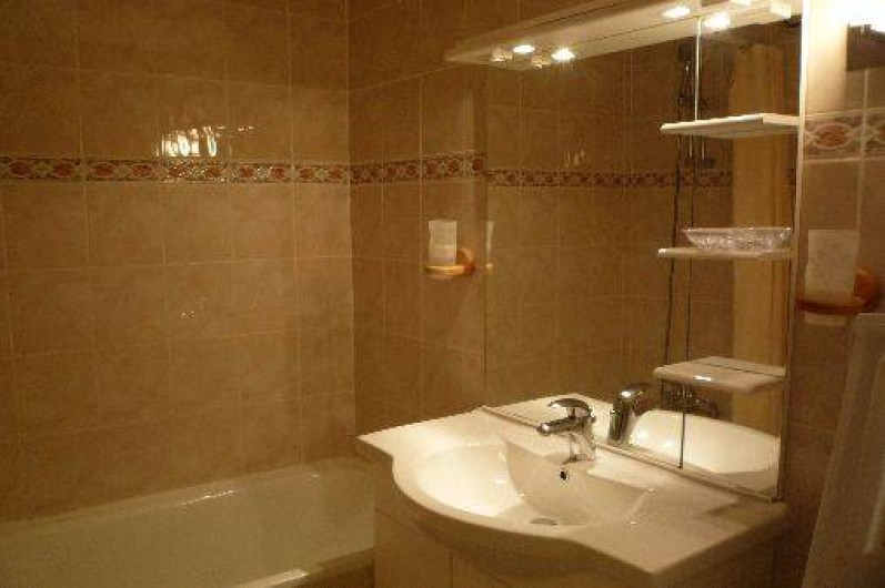 Location de vacances - Appartement à Les Menuires - Salle de bains avec baignoire et lave linge