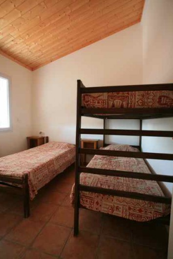Location de vacances - Maison - Villa à Pinarellu - Chambre N° 4 avec 3 lits de 90 par 190