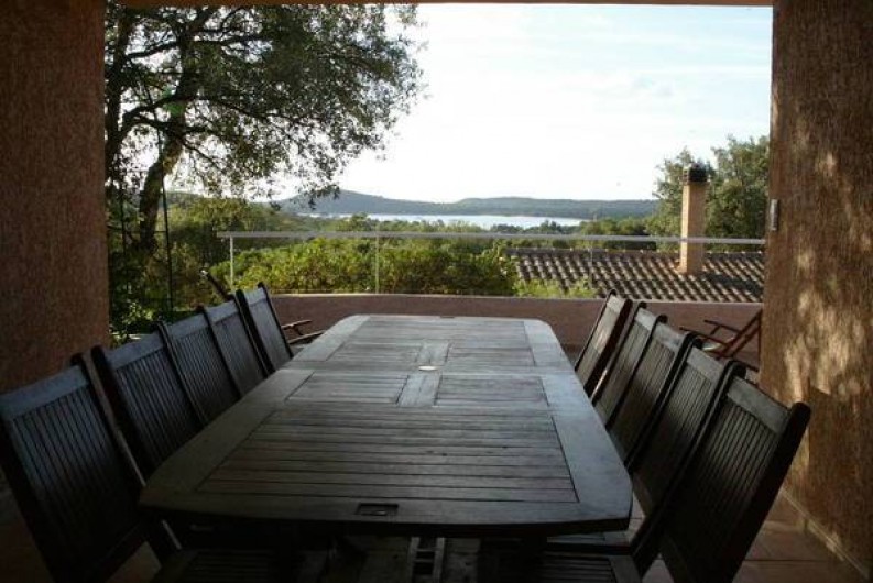 Location de vacances - Maison - Villa à Pinarellu - salle à manger 10 personnes avec terrasse couverte et vue mer