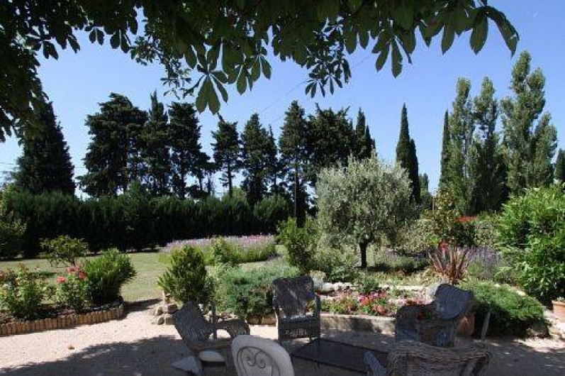 Location de vacances - Mas à Saint-Rémy-de-Provence - Le jardin vue de la terrasse