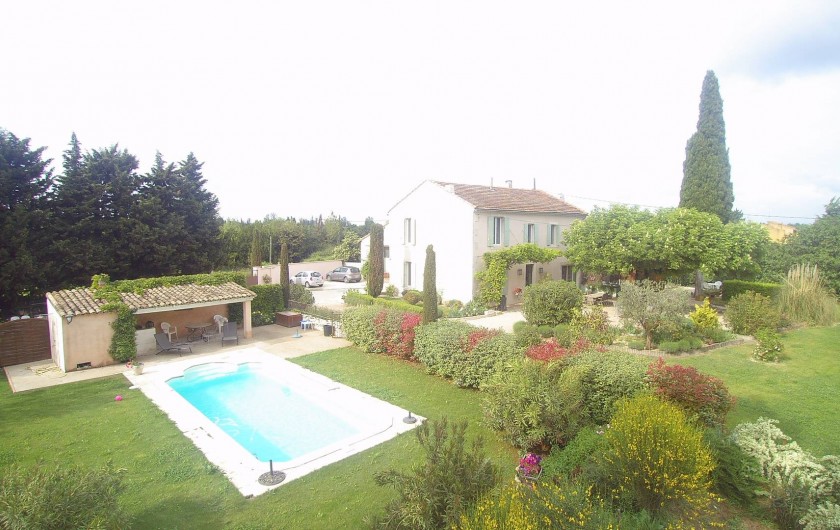Location de vacances - Mas à Saint-Rémy-de-Provence - Piscine pool-house dans la verdure et les fleures