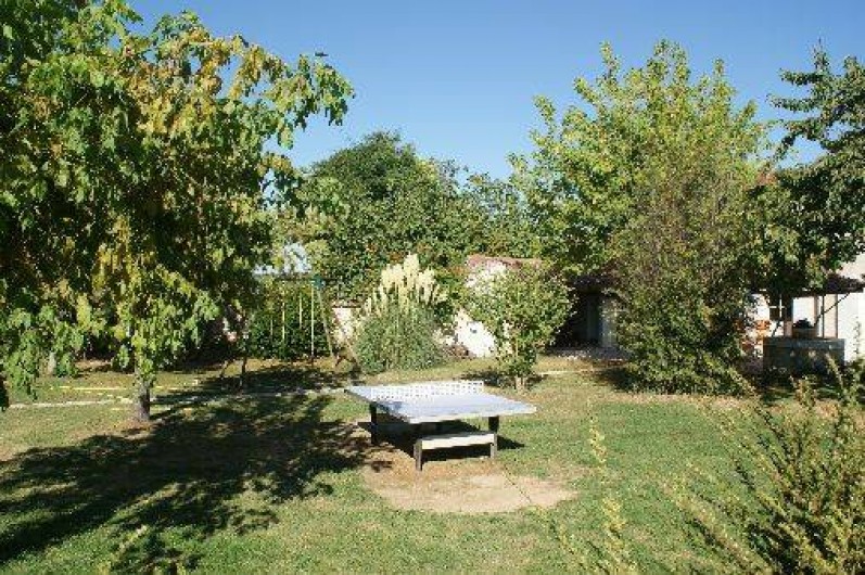 Location de vacances - Gîte à Surgères - Jardin arboré avec table de ping-pong