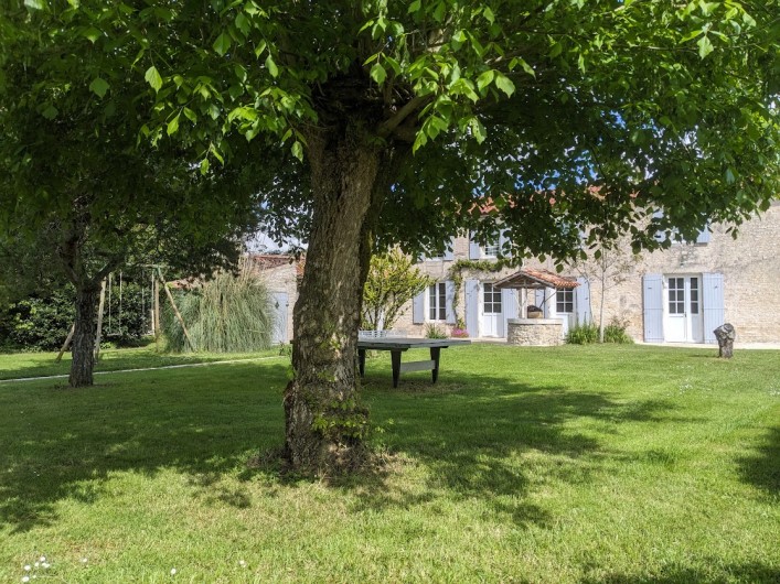 Location de vacances - Gîte à Surgères - Grand jardin arboré