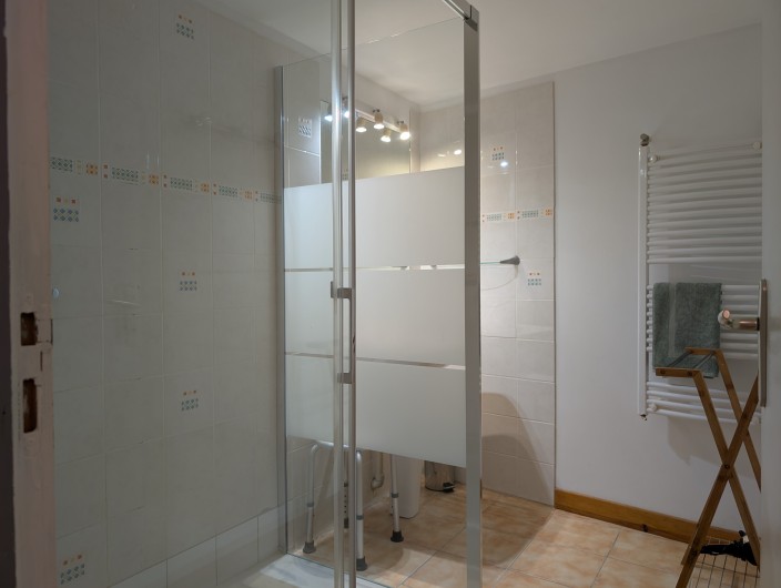 Location de vacances - Gîte à Surgères - Salle d'eau au rez-de-chaussée : grande douche, lavabo, sèche-serviettes