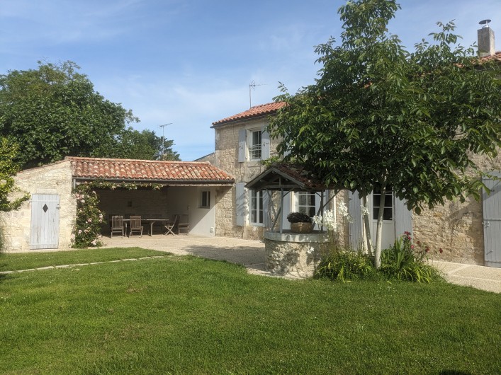 Location de vacances - Gîte à Surgères - Terrasse abritée agréable à tous moments