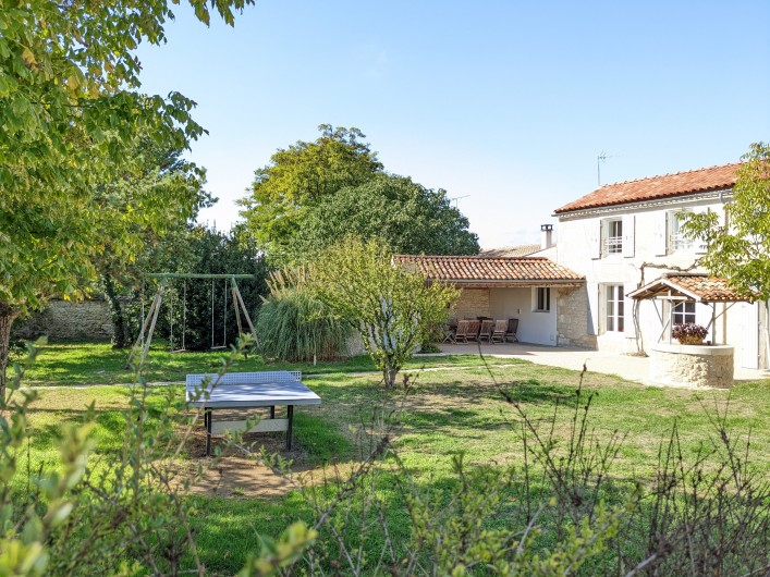 Location de vacances - Gîte à Surgères - Équipements de loisir : table de ping-pong et balançoire