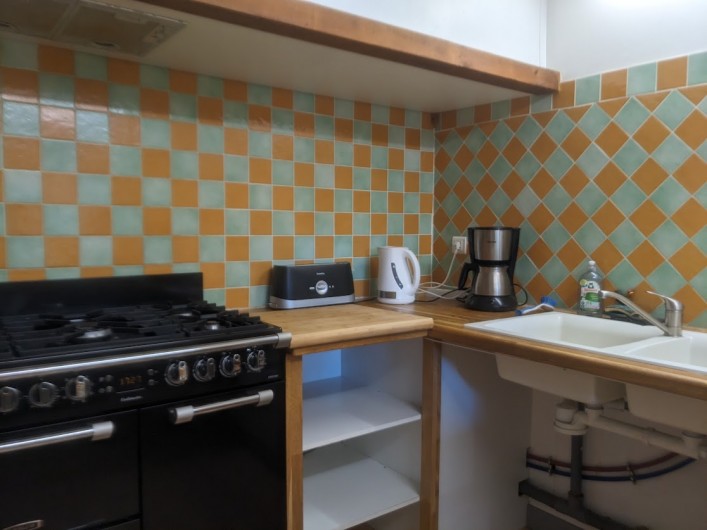 Location de vacances - Gîte à Surgères - Grande cuisine équipée avec piano en 90cm de large